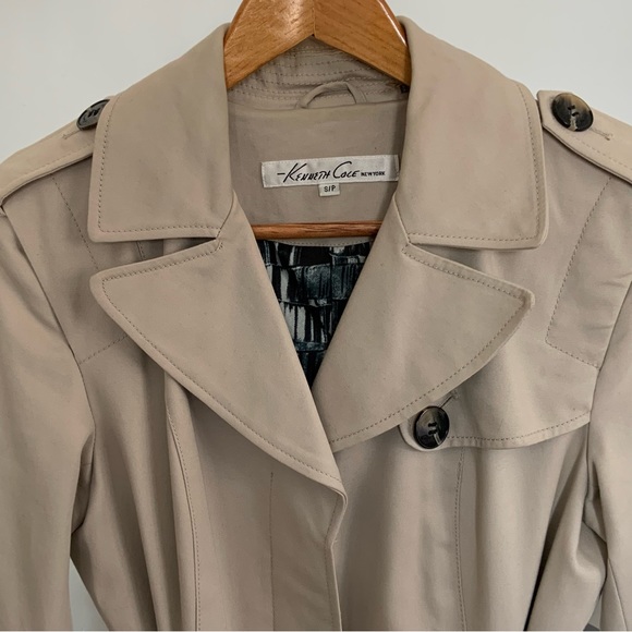KENNETH COLE NEW YORK CLASSIC TAN TRENCH COAT / BELTED / LINED / COTTON / SMALL - Picture 4 of 12